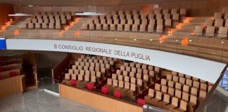Decaro taglia i costi: ritiro delle carte di credito e blocco appalto mensa della Regione