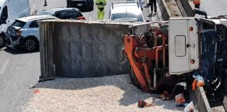Camion si ribalta sulla SS16 a Santa Caterina, traffico in tilt