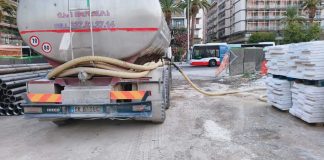 Piazza Moro, in azione le autobotti per fornire acqua a palme e piante