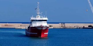 La nave di Emergency arriva al Porto di Bari: 48 persone salvate. Nella stiva i corpi dei 7 profughi morti