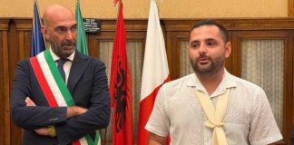 35° anniversario dallo sbarco della Vlora: Leccese conferisce cittadinanza italiana a Shehi