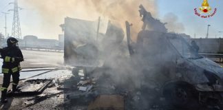 Furgone adibito al trasporto farmaci in fiamme in via De Blasio