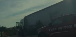 Tir ribaltato ed un altro in bilico sul cavalcavia: incidente nel pomeriggio sulla tangenziale di Bari