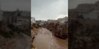 Maltempo, a Polignano il mare si riempie di detriti e si tinge di marrone