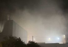 Incendio da un capannone industriale di Monopoli e fumi sulla città