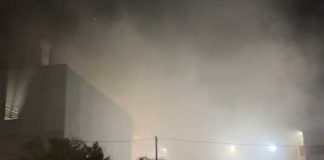 Incendio da un capannone industriale di Monopoli e fumi sulla città