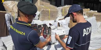 Contrabbando di merce dalla Cina, sequestrati 50mila pezzi nel porto di Bari