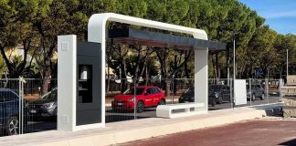 Prendono forma le pensiline del BRT con l’opinione pubblica divisa a metà