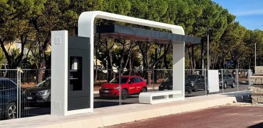 Prendono forma le pensiline del BRT con l’opinione pubblica divisa a metà