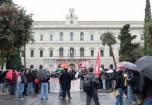 Bari, scendono in piazza gli studenti: caro vita, diritto allo studio, caro affitti…