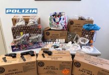 Un’auto rubata, pistole, esplosivi e droga nel box: arrestati marito e moglie a Bitonto