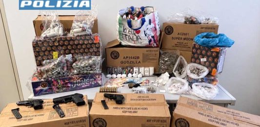 Un’auto rubata, pistole, esplosivi e droga nel box: arrestati marito e moglie a Bitonto