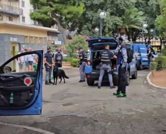 Controlli interforze nelle piazze Umberto, Moro e Cesare Battisti: 109 persone controllate