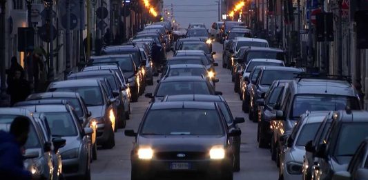 Nuovo Codice della Strada: sanzioni per ogni chilometro oltre il limite, casco e targa per bici elettriche