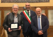 Il sindaco Leccese consegna un riconoscimento all’attore Pino Micol