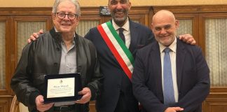 Il sindaco Leccese consegna un riconoscimento all’attore Pino Micol